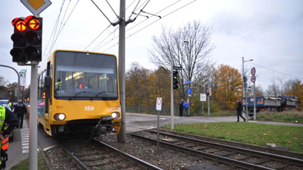 Mönchfeld: Stadtbahn U7 prallt gegen Anhänger von Kieslaster