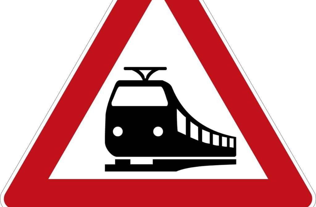 Dieses Schild (Verkehrszeichen Z 151) weist auf einen Bahnübergang hin, egal ob dieser technisch oder nicht technisch gesichert ist. Ab diesem Zeichen ist mit angemessener Geschwindigkeit zu fahren. Außerdem gilt ab dem Schild ein Überholverbot.