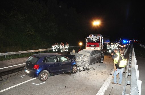Nach dem Frontal-Crash am Freitagabend mit seinem blauen Polo starb der Geisterfahrer noch an der Unfallstelle. Foto: Rosar