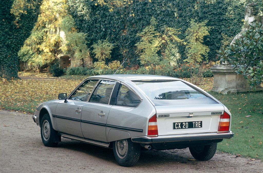 Vielleicht der letzte echte Citroën vor der Fusion mit Peugeot zum PSA-Konzern: der CX. Etwas für Individualisten und Fans von Horst Schimanski alias Götz George, der als Fernsehkrimi-Ermittler mit einem CX als Dienstwagen im Ruhrpott umherraste. Lang ist’s her: die Bauzeit war von 1974 bis 1989, der letzte Break lief 1991 vom Band. Perfekt restaurierte Modelle sind nicht unter 14 000 Euro zu haben.