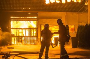 Die Feuerwehr konnte nur noch ein Übergreifen der Flammen verhindern, das Gebäude auf dem Fürstenhof brannte vollkommen nieder Foto: 7aktuell.de/Simon Adomat