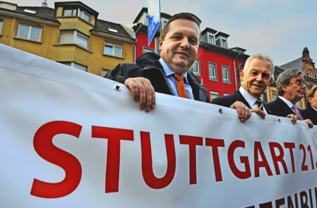 Seit’ an Seit’ für Stuttgart 21: Ministerpräsident Mappus, Bahnchef Grube (von links nach rechts) Foto: dpa