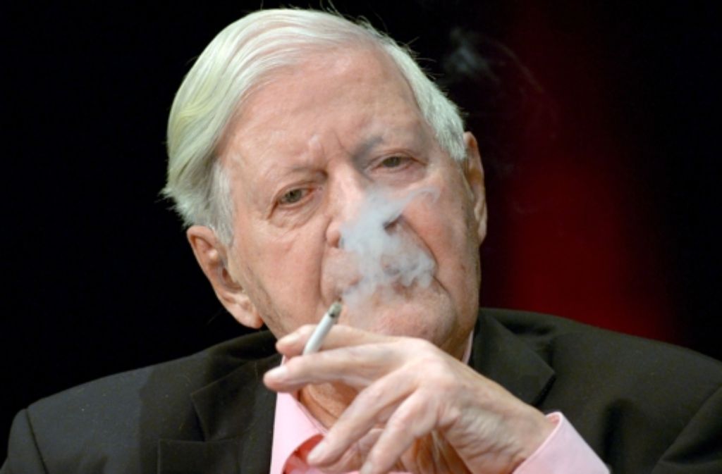 Helmut Schmidt darf wieder rauchen.