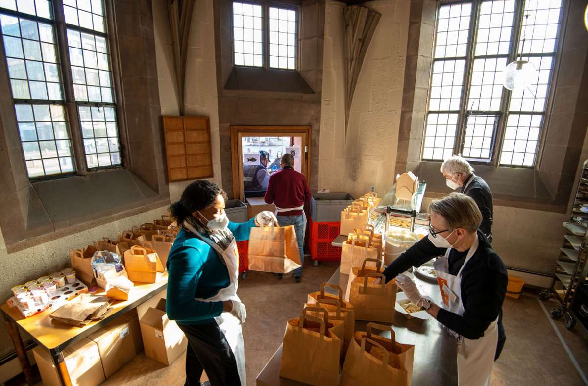 600 bis 640 warme Essen werden täglich in der Stuttgarter Vesperkirche ausgegeben – rund 270 bis 300 an der Leonhardskirche, den Rest an den anderen Ausgabestellen in der Stadt.