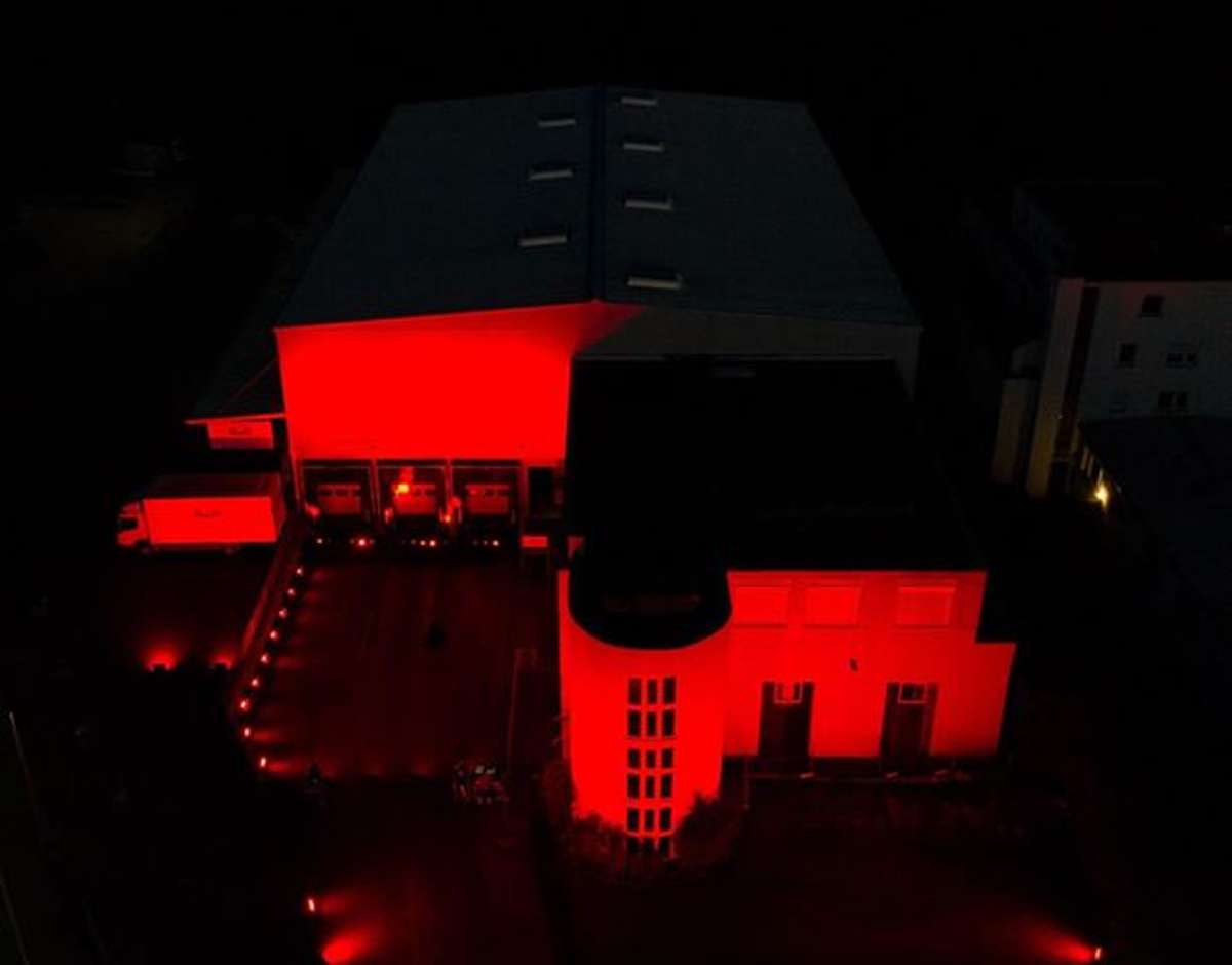Auch "Sound & Light" in Leonberg taucht das Firmengebäude im Ramtel in rotes Licht. Die Stadt Leonberg hatte Anfragen für städtische Gebäude abgelehnt.