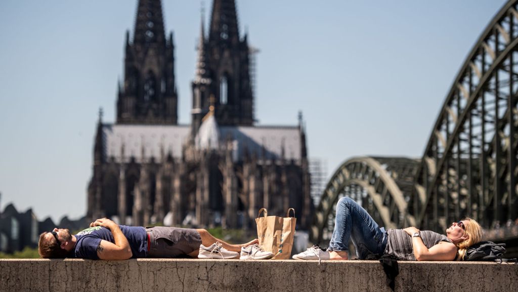Domschweizer verteilen Tücher: Trotz Hitze: Zu viel nackte Haut im Kölner Dom verboten