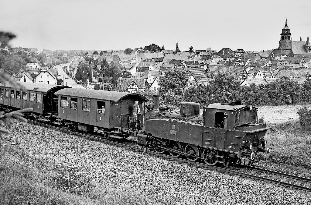 Wo einst – wie hier in den 70er Jahren – die Schwarzwaldbahn  fuhr, befindet sich heute die Südumfahrung. Daher muss Weil der Stadt hier Foto: Burkhard Wollny