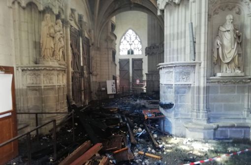Trümmer liegen im Inneren der Kathedrale. Foto: AFP/FANNY ANDRE