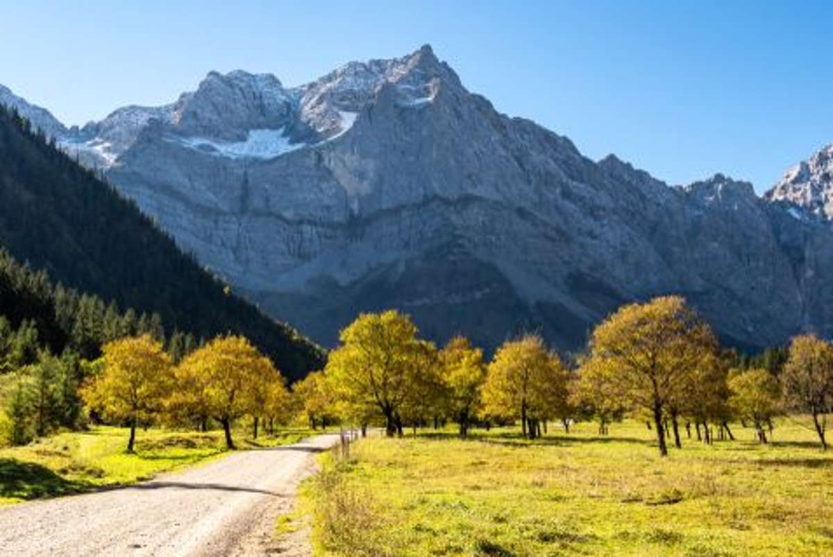 Unter der Woche hat man Ahornboden im Karwendel im Herbst fast für sich allein. Die namensgebenden Bäume verzaubern den Flecken in Tirol zu dieser Jahreszeit mit ihrer Farbenpracht.