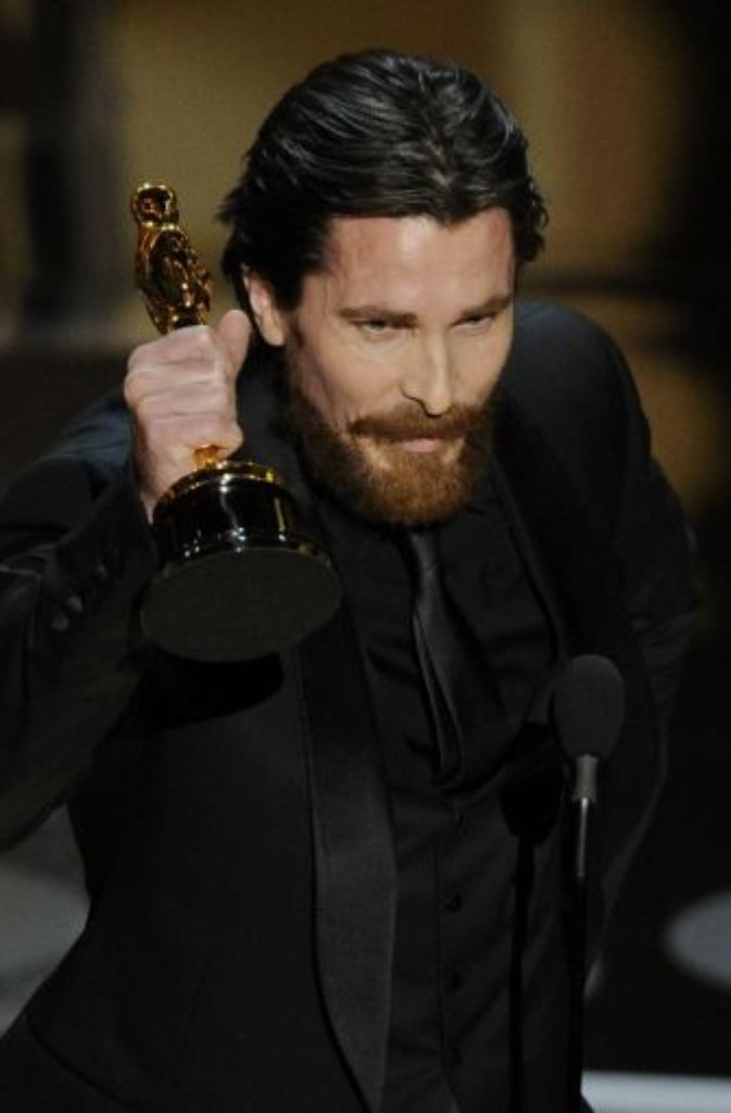 Auch der Preis für die männliche Nebenrolle ging an den Boxfilm: Christian Bale durfte sich über seinen ersten Oscar freuen.