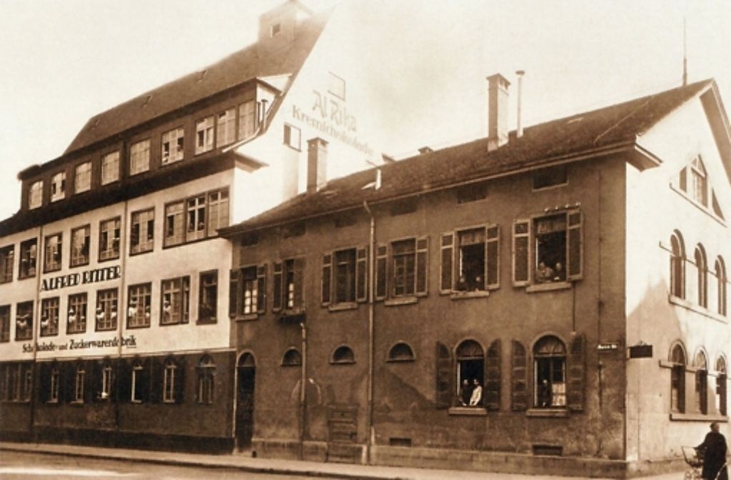 Auch die Firma Ritter, die heute in Waldenbuch produziert, hatte ihre Anfänge in Stuttgart, genauer gesagt in Bad Cannstatt. 1912 gründete der Konditormeister Alfred Ritter dort seine Schokoladen-Fabrik. Auf diesem Bild sieht man links das erste Geschäftshaus.