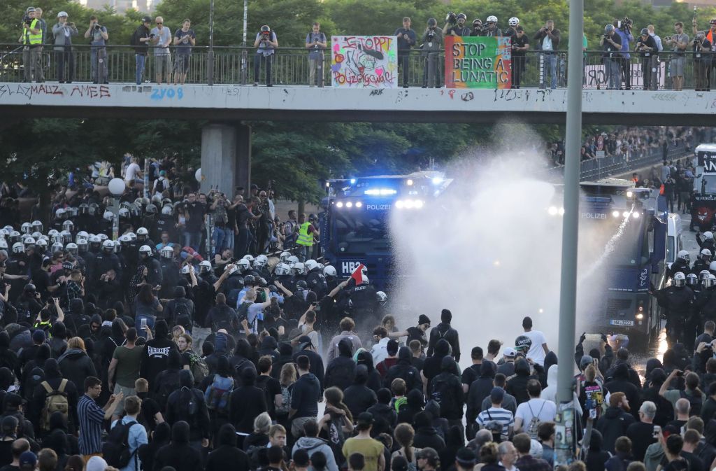 Die Polizei setzte Wasserwerfer und Pfefferspray gegen die Demonstranten ein ...