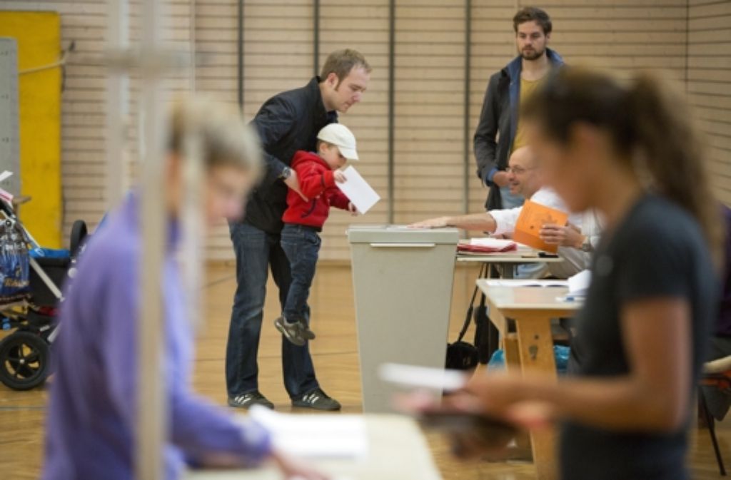 Auch in Stuttgart geben Wählerinnen und Wähler ihre Stimme in vielen Wahllokalen ab. (Foto: Wahllokal Heusteigschule, )