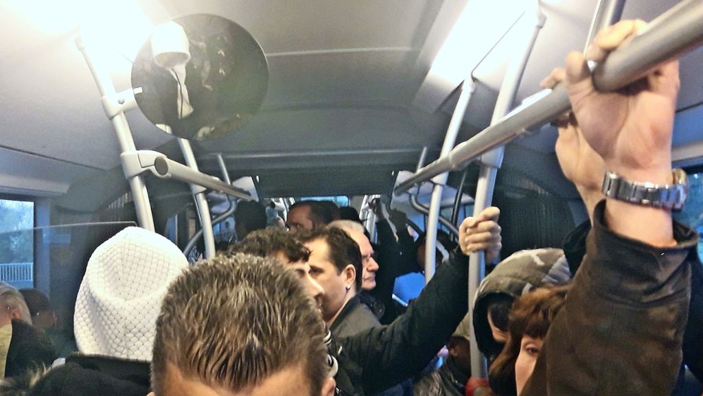 Buslinie nach Schwieberdingen: Trotz Kontaktsperre: Fahrgäste dicht an dicht