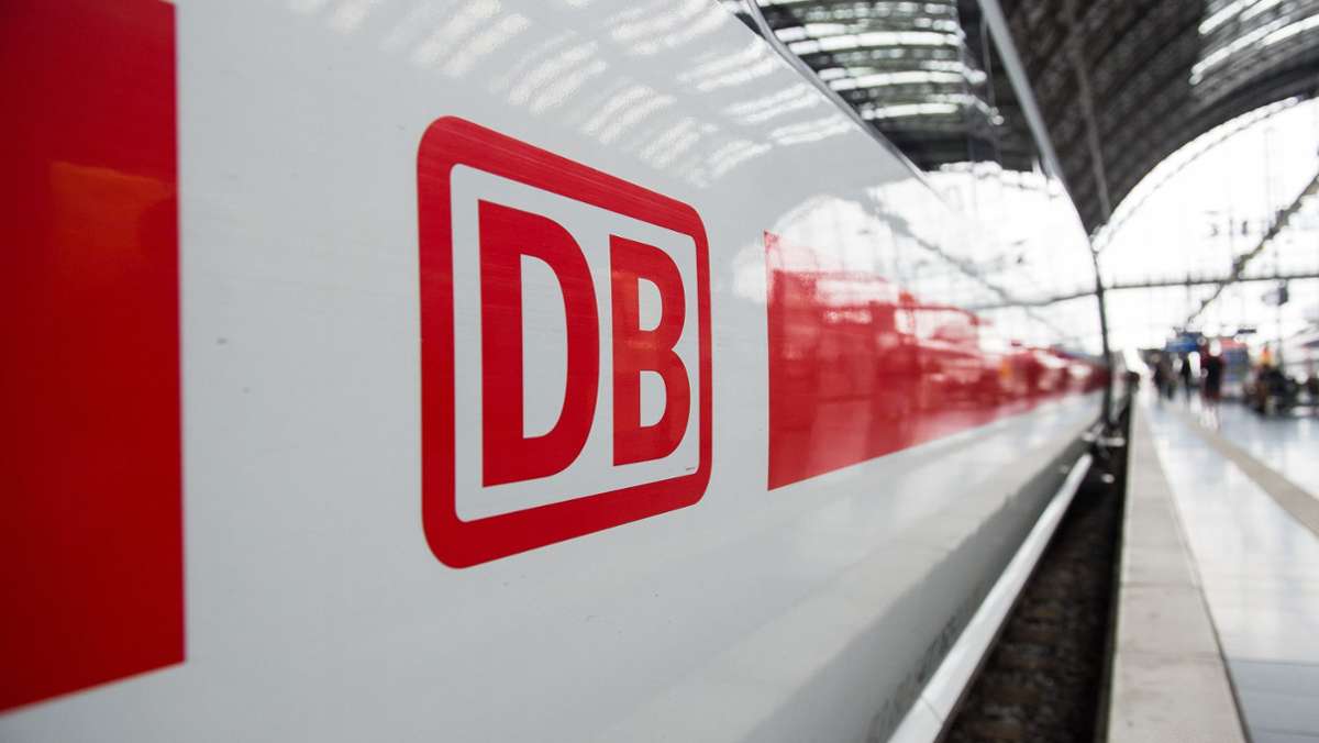  Einigung bei den Tarifverhandlungen der Deutschen Bahn: Trotz Corona-Krise und Milliardeneinbußen sollen die Beschäftigten mehr Geld bekommen. Doch die Lohn- und Gehaltssteigerungen dürften geringer ausfallen als in den Jahren zuvor. 