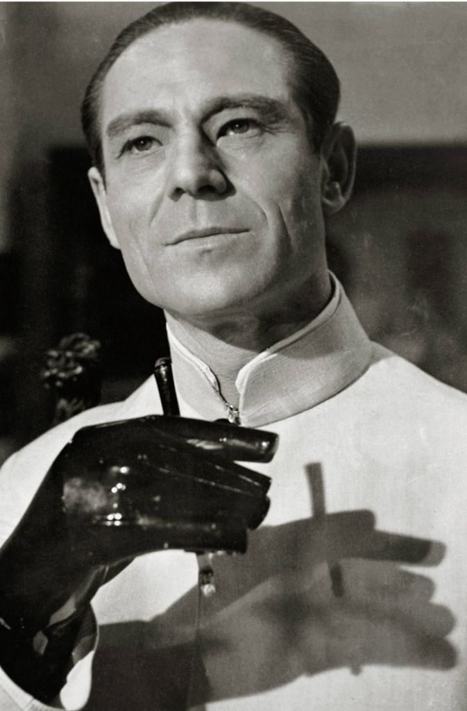 Wer für andere Werte kämpft als James Bond, den zeigen die Filme gerne als körperlich auffällig. Gleich mit dem von Joseph Wiseman gespielten Titelhelden von „Dr. No“ geht das 1962 los: Er trägt eine Handprothese.