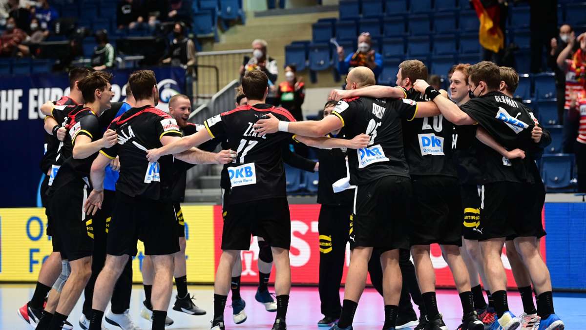  Deutschlands Handballer haben sich bei der Europameisterschaft am Dienstagabend gegen Russland durchgesetzt und somit einen Abschieds-Sieg gefeiert. Die DHB-Auswahl war auf nur 13 Spieler zusammengeschrumpft. 