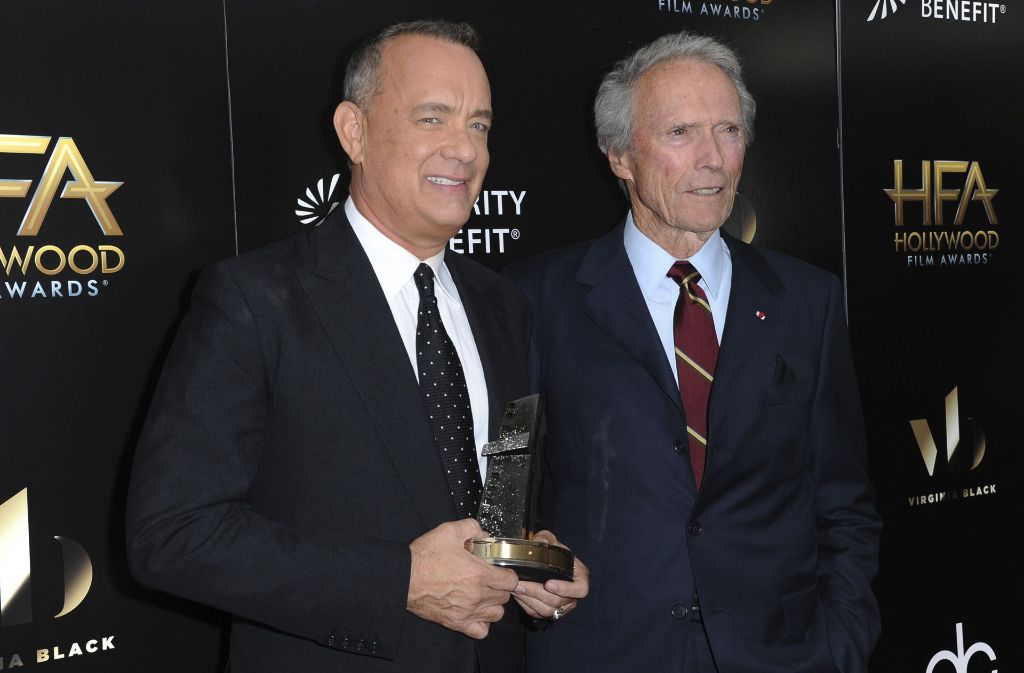Legenden unter sich: Tom Hanks (links) und Clint Eastwood. Hanks wurde für seine schauspielerische Leistung in dem Film „Sully“ geehrt.