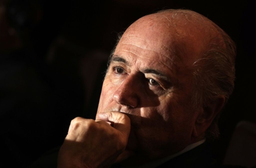 Der britische Journalist David A. Yallop behauptet, dass sich Blatter Stimmen afrikanischer Delegierter gekauft habe. In seinem Buch „Wie das Spiel verloren ging“ beschreibt Yallop, wie die Bestechungen gelaufen sein sollen. Insgesamt soll Blatter „22 Stimmen“ gekauft haben. „Pro Stimme 50.000 Dollar,“ so Yallop im „Spiegel“-Interview 2004. Blatter versuchte Yallop in verschiedenen Ländern zu verklagen.