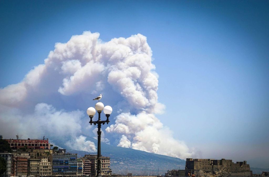 An mehreren Stellen um den etwa 1280 Meter hohen Vulkan stiegen dicke Rauchsäulen auf, ...