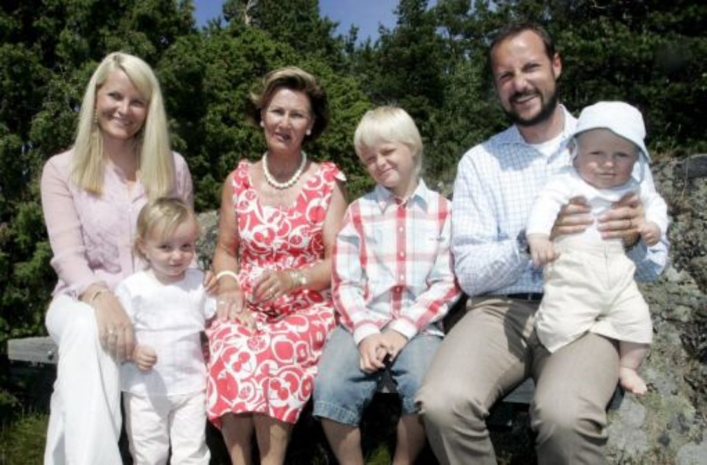 Sie sind die berühmteste Patchwork-Familie Norwegens: Kronprinz Haakon und seine Frau Mette-Marit haben zwei gemeinsame Kinder - die Thronfolgerin Ingrid (geboren 2004) und ihr Bruder Sverre Magnus (geboren 2005) wachsen zusammen mit ihrem Halbbruder auf: Mette-Marit hat den inzwischen 15-jährigen Marius aus einer früheren Beziehung.