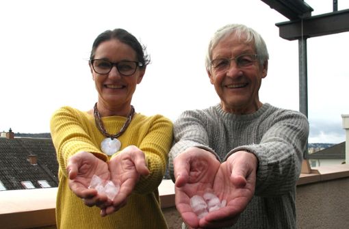 Brigitte Über und Erwin Mack  halten ein paar Eiswürfel in den Händen – das ist der Name der fiktiven Währung, die man beim Tauschring Nordpool verdienen kann. Foto: Susanne Müller-Baji