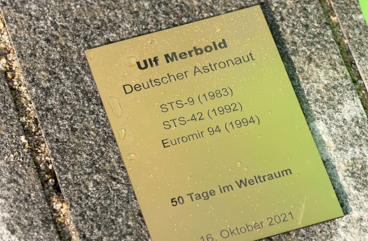 Merbold ist der einzige Deutsche, der dreimal im All war. Seit 2008 ist ein Asteroid nach ihm benannt. Außerdem ist er Träger eines Bundesverdienstkreuzes.