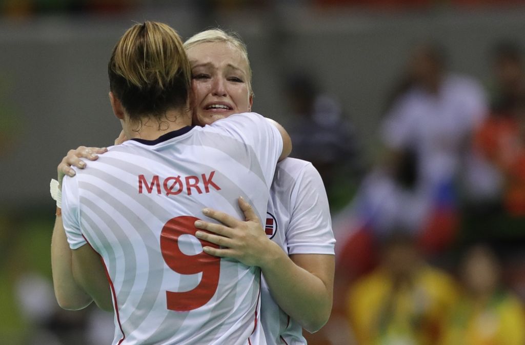 Nach der Handball-Niederlage gegen Russland sind die Norwegerinnen Stine Bredal Oftedal und Nora Mork enttäuscht.