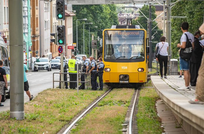 Von Stadtbahn erfasst –  80-Jähriger schwer verletzt