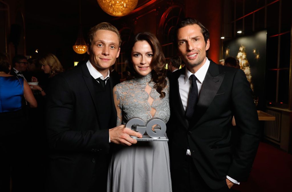 Matthias Schweighöfer mit der „Schauspieler National“-Auszeichnung, hier zusammen mit Kara-Ann Hecker und Filmproduzent Quirin Berg.