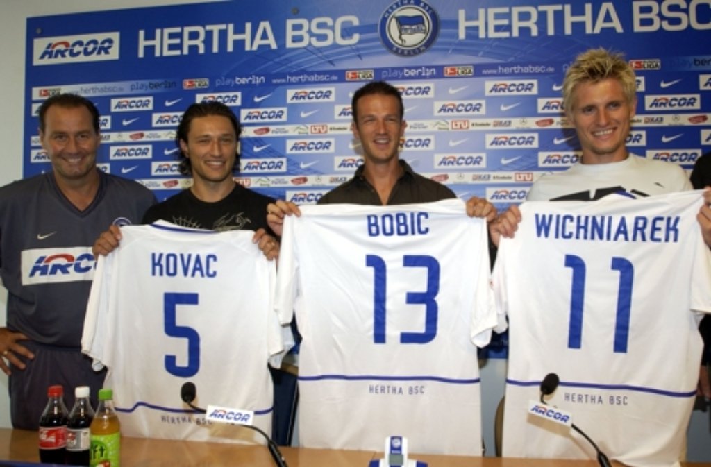 Nach Schalke führte Stevens (links, mit Niko Kovac, Fredi Bobic und Artur Wichniarek) sein Weg in die Hauptstadt zu Hertha BSC. In der Saison 2002/03 erreichten die Berliner mit dem Holländer den 5. Tabellenplatz und qualifizierten sich damit für den Uefa-Cup. In der Folgesaison brachen die Herthaner allerdings ein, Stevens wurde im Dezember 2003 beurlaubt.