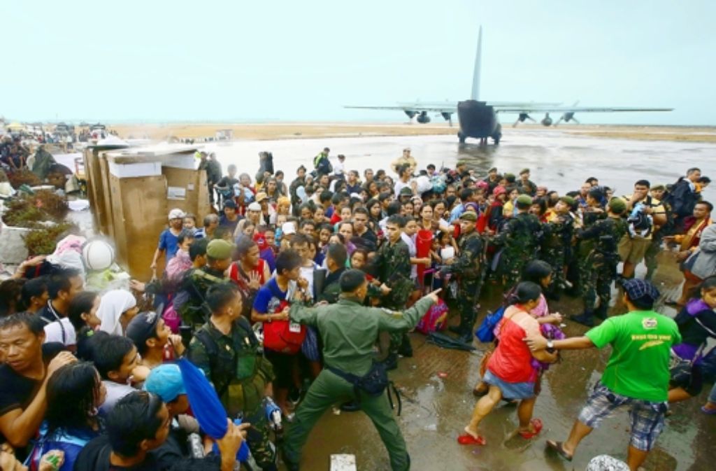 Nichts wie weg: auf dem Flugplatz von Tacloban warten Flüchtlinge darauf, einen Platz im Flugzeug zu ergattern. Foto: dpa