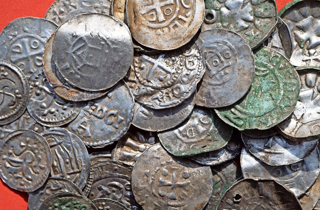 In einem Acker auf Rügen sind Archäologen auf einen wertvollen Silberschatz aus dem späten zehnten Jahrhundert gestoßen.