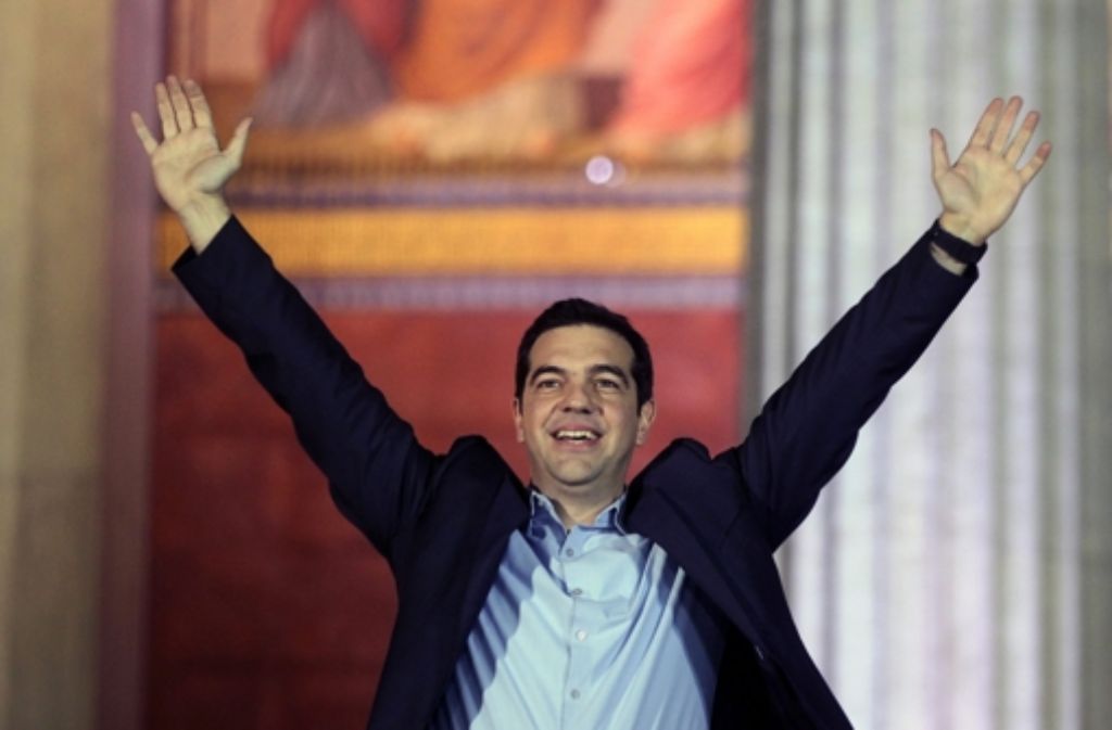 Bei der griechischen Parlamentswahl am 25. Januar 2015 verpasst Tsipras mit der Syriza nur knapp die absolute Mehrheit: die Partei kommt auf 36,3 Prozent der Stimmen und erhält 149 der 300 Sitze im neuen Parlament. Syriza und die rechtspopulistische Partei „Die Unabhängigen Griechen“ bilden die Regierungskoalition, Tsipras steht als Ministerpräsident an der Spitze.