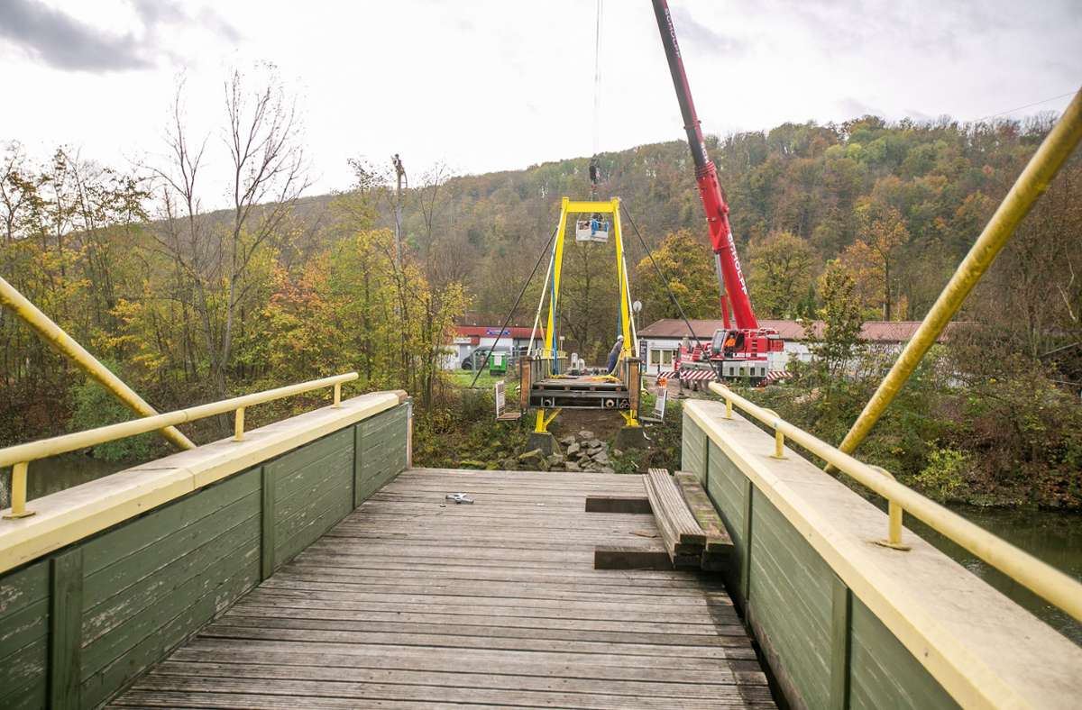 In aufwendigen Bauarbeiten wird die Brücke über den Neckar in Oberesslingen seit August saniert. Foto: Archiv/Roberto Bulgrin