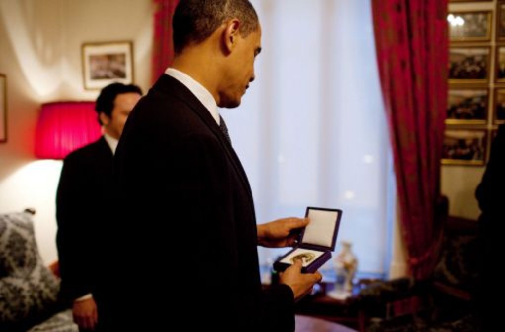 Vorschusslorbeeren erhält Barack Obama 2009 in Form des Friedensnobelpreises. Obama gibt sich demütig: "Ich verdiene diesen Preis noch nicht." In seiner Dankesrede in Oslo kehrt er weniger den Visionär als den Realisten hervor: "Krieg ist manchmal notwendig."