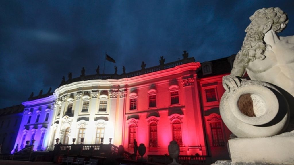Das Residenzschloss in Blau-weiß-rot: Auch Ludwigsburg zeigt Solidarität mit Frankreich