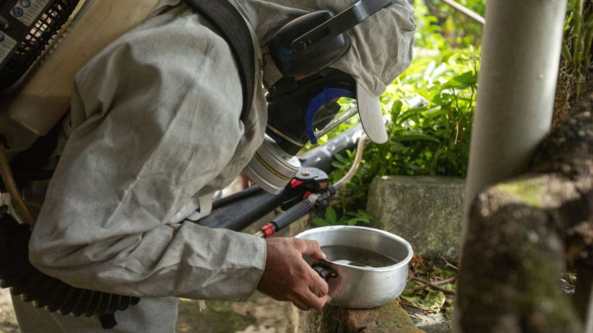 Im Kampf gegen die Ägyptische Tigermücke, die das Dengue-Virus überträgt, räuchert ein Arbeiter ein Viertel im brasilianischen São Paulo aus. Das südamerikanische Land meldete diese Woche über 1,8 Millionen mögliche Fälle von Dengue-Fieber seit Jahresanfang.