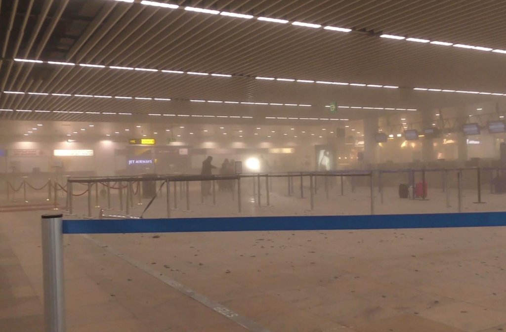 Im Flughafen Brüssel hat es zwei Explosionen gegeben.