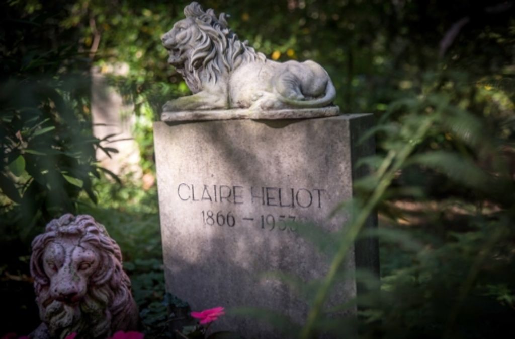 Auch die Gräber weniger bekannter Persönlichkeiten können eine interessante Geschichte erzählen: Claire Heliot alias Clara Hanmann wurde 1866 in Halle an der Saale geboren und trat als Löwendompteurin auf, bis ihr eines der Tiere in die Hüfte biss und sie schließlich verarmt starb.