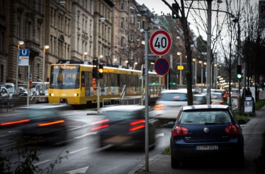 Im Dezember 2012 wurde auf der Hohenheimer Straße Tempo 40 eingeführt. Zunächst war das Tempolimit als Versuch auf ein Jahr befristet. Er hat sich bewährt. Bis heute gilt Tempo 40 auf der Hohenheimer Straße.