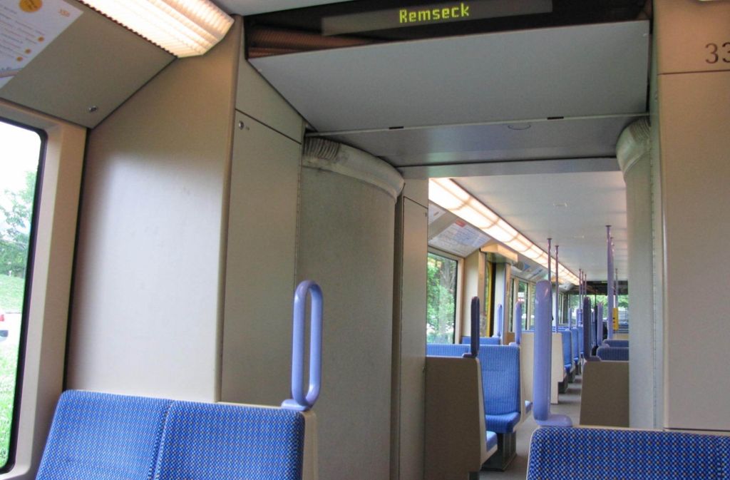 Trotz vieler leerer Sitzebänke am Vormittag erfreut sich die Stadtbahn wachsender Beliebtheit. An jedem Werktag benutzen rund 4500 Fahrgäste die Strecke zwischen Remseck und Stuttgart-Mühlhausen.