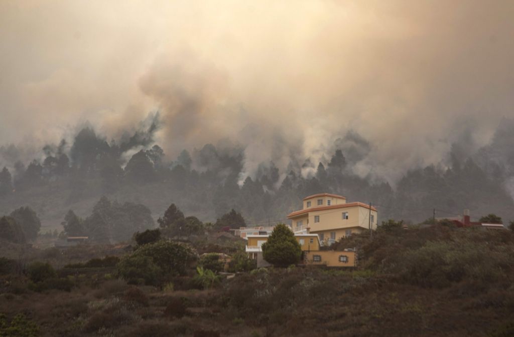 Beim Feuer in einer hügeligen und schwer zugänglichen Gegend um den Naturpark Cumbre Vieja kam ein Forstmitarbeiter ums Leben.
