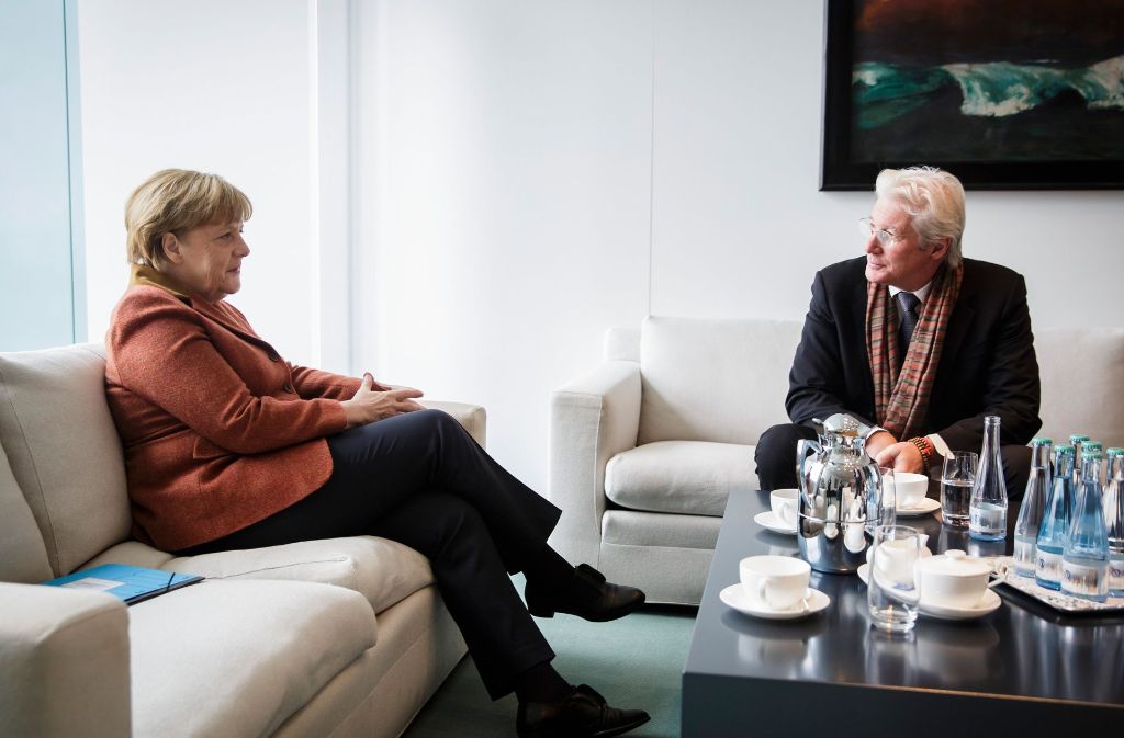 Bundeskanzlerin Angela Merkel (CDU) unterhält sich in Berlin mit US-Schauspieler Richard Gere über die Menschenrechtslage in Tibet. Die Bildergalerie zeigt, welche Promis Merkel in der Vergangenheit schon getroffen hat.