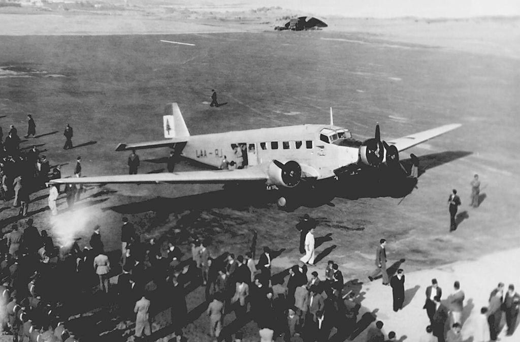 Historische Aufnahme einer Ju 52 auf dem alten Flughafen von Beirut (Libanon), aufgenommen am 1. Januar 1946.