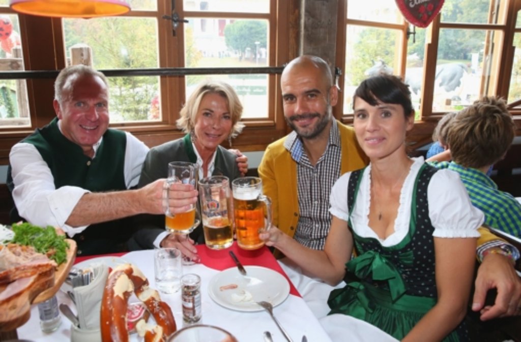 "Ich weiß nicht, ob jeder von den Burschen vier Maß verträgt, aber jeder hat sich die Maß verdient." Bayern-Chef Karl-Heinz Rummenigge (links) nach dem 4:0 gegen Hannover auf die Frage, ob sich nun jeder Bayern-Profi am Sonntag beim Besuch der Mannschaft auf dem Oktoberfest ein Bier pro Tor gönnen dürfe.