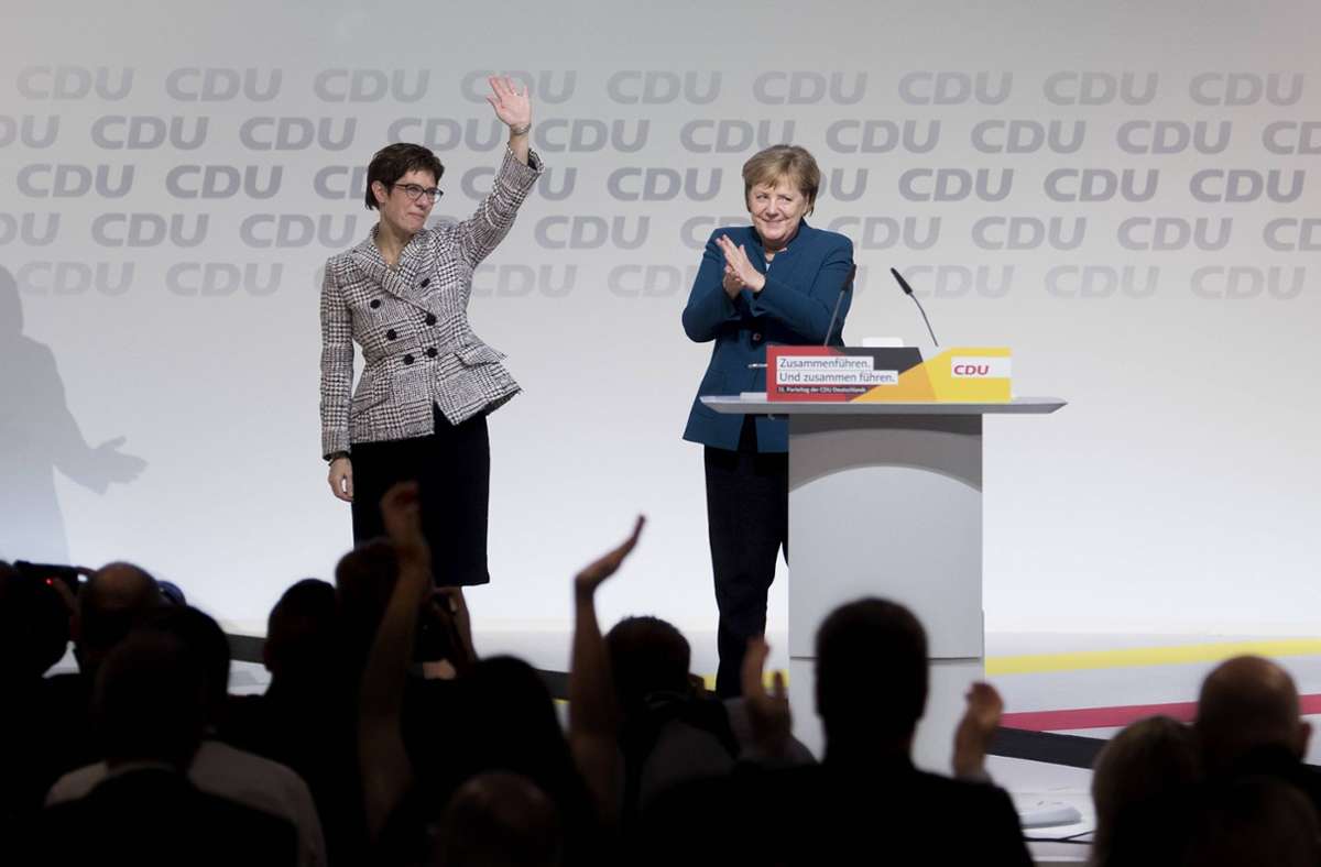 Das Ende einer Ära: Im Dezember 2018 übergibt Angela Merkel nach mehr als 18 Jahren als CDU-Vorsitzende an ihre Nachfolgerin Annegret Kramp-Karrenbauer, die sich allerdings nur bis Anfang 2021 im Amt hält.