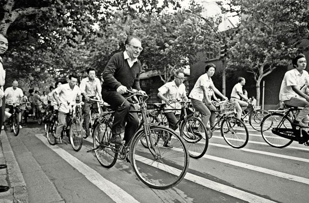 Der Fotograf Burghard Hüdig setzt Späth in Shanghai auf ein Fahrrad, um Fotos zu schießen. Späth macht geduldig mit und radelt mit den Pendlern durch die Stadt.