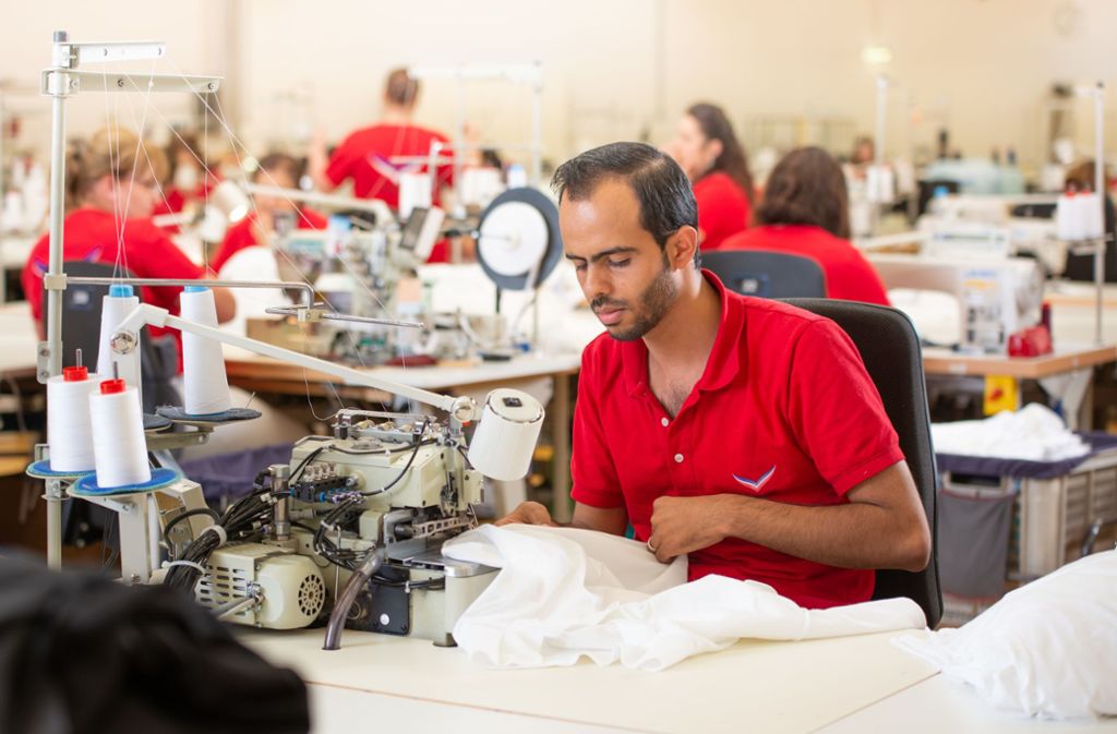 Blick in den Nähsaal: Vom Stricken angefangen übernehmen Mitarbeiter und Maschinen bei Trigema alle Arbeitsschritte selbst – färben, zuschneiden und nähen. In 48 Stunden kann ein Kleidungsstück fertig sein.