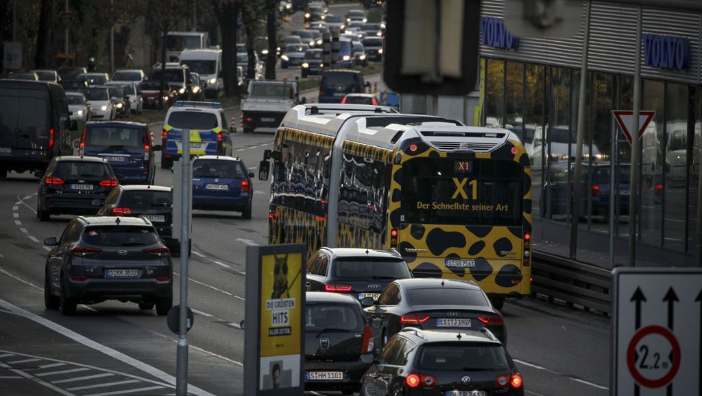  Das Land plant, bis zum 8. Juni die Busspur am Neckartor zu verlängern. Sie soll dann stadtauswärts schon am Wulle-Steg beginnen. Die Stadt Stuttgart wartet noch ab. Bereits positioniert hat sich die SPD. 